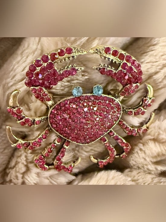 None Jewelry - Red and Gold Crab Brooch with Blue Eyes NWOT
